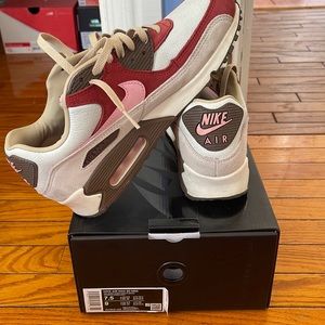 Nike air max bacons! Like new, comfortable and very stylish.